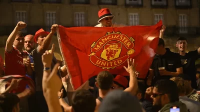 نهائي الدوري الأوروبي يشتعل مبكراً باشتباكات بين الجماهير