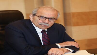 سلام قلد الفنان رفعت طربيه وسام إستحقاق