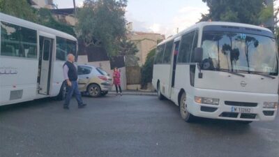 طالب يسقط من باص المدرسة في طرابلس!