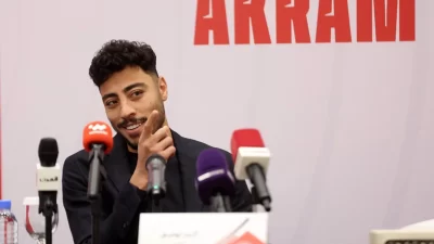 أكرم توفيق يخلّد شهداء الأهلي بقميصه الجديد في قطر